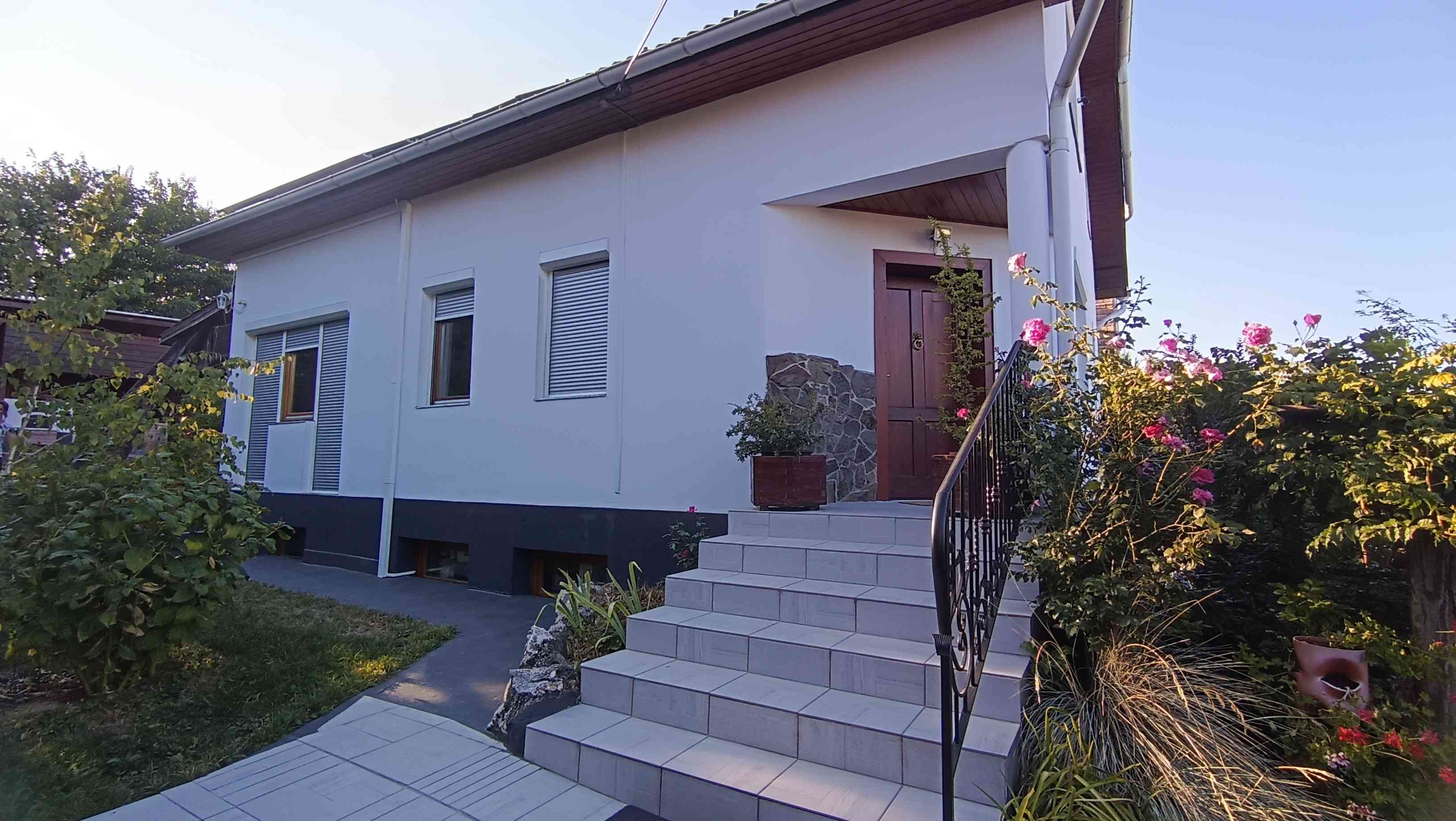 Kertes családi ház Vác mellett–nyugalom, kényelem, energiatakarékosság – 3. fotó
