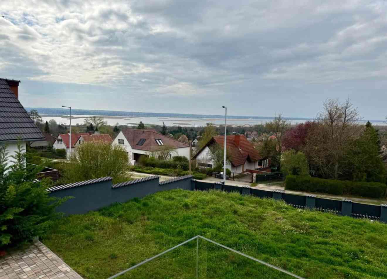 Eladó a Velencei tóra panorámás újszerű családi ház Velencén – 5. fotó