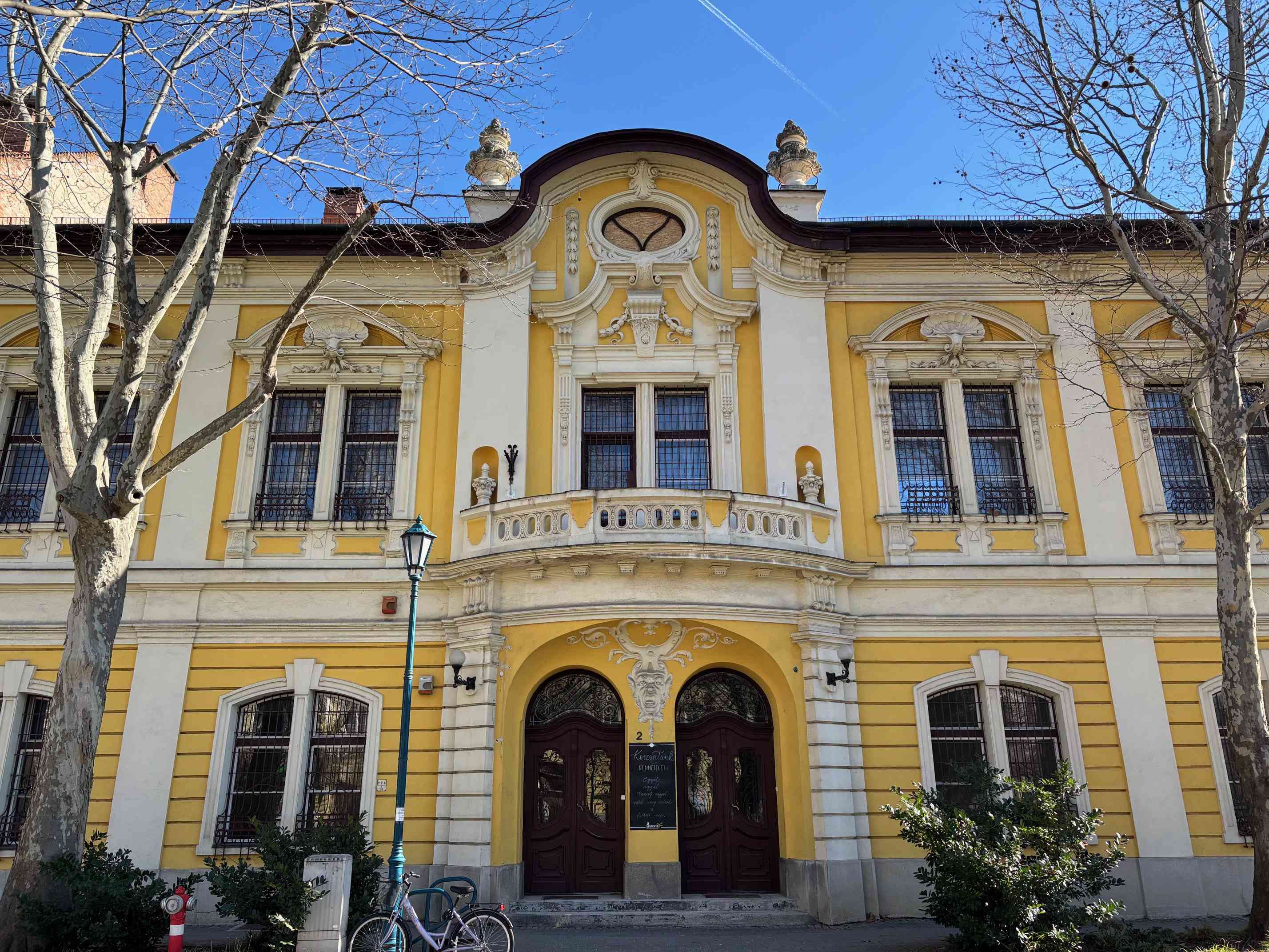Kiadó többfunkciós, 910 m²-es üzleti ingatlan Kiskunfélegyháza főterén – 2. fotó