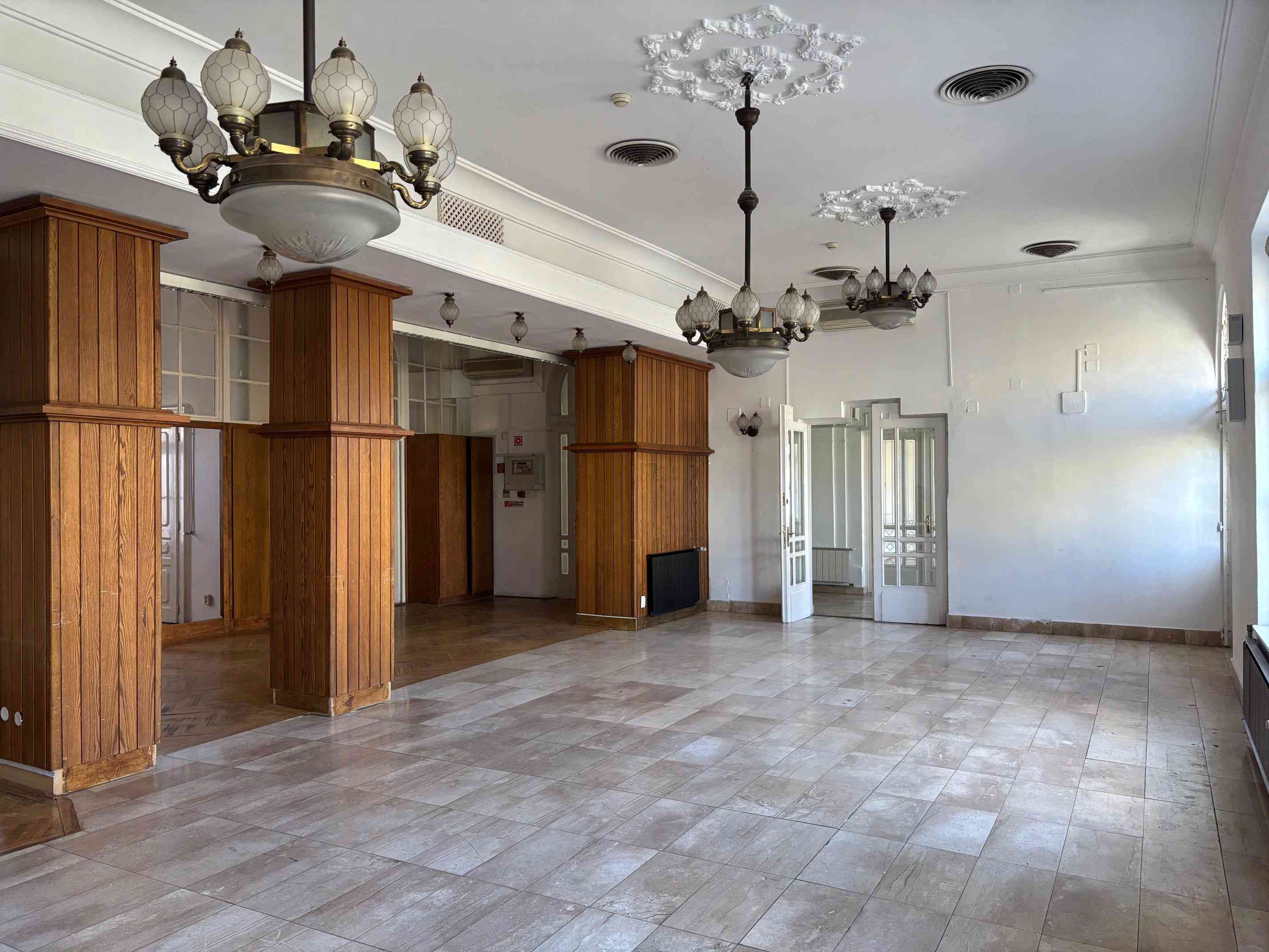 Kiadó többfunkciós, 910 m²-es üzleti ingatlan Kiskunfélegyháza főterén – 3. fotó