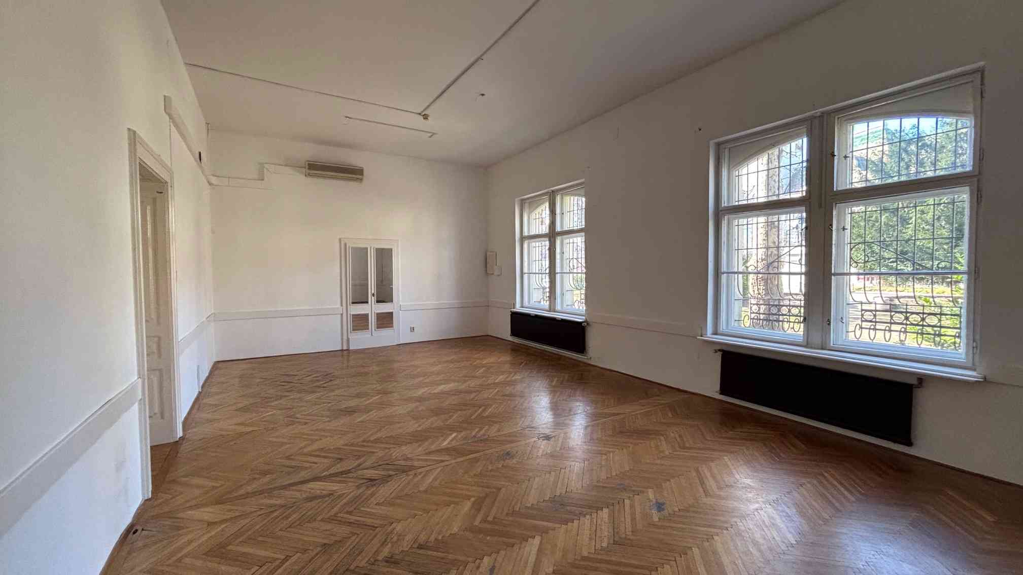 Kiadó többfunkciós, 910 m²-es üzleti ingatlan Kiskunfélegyháza főterén – 4. fotó