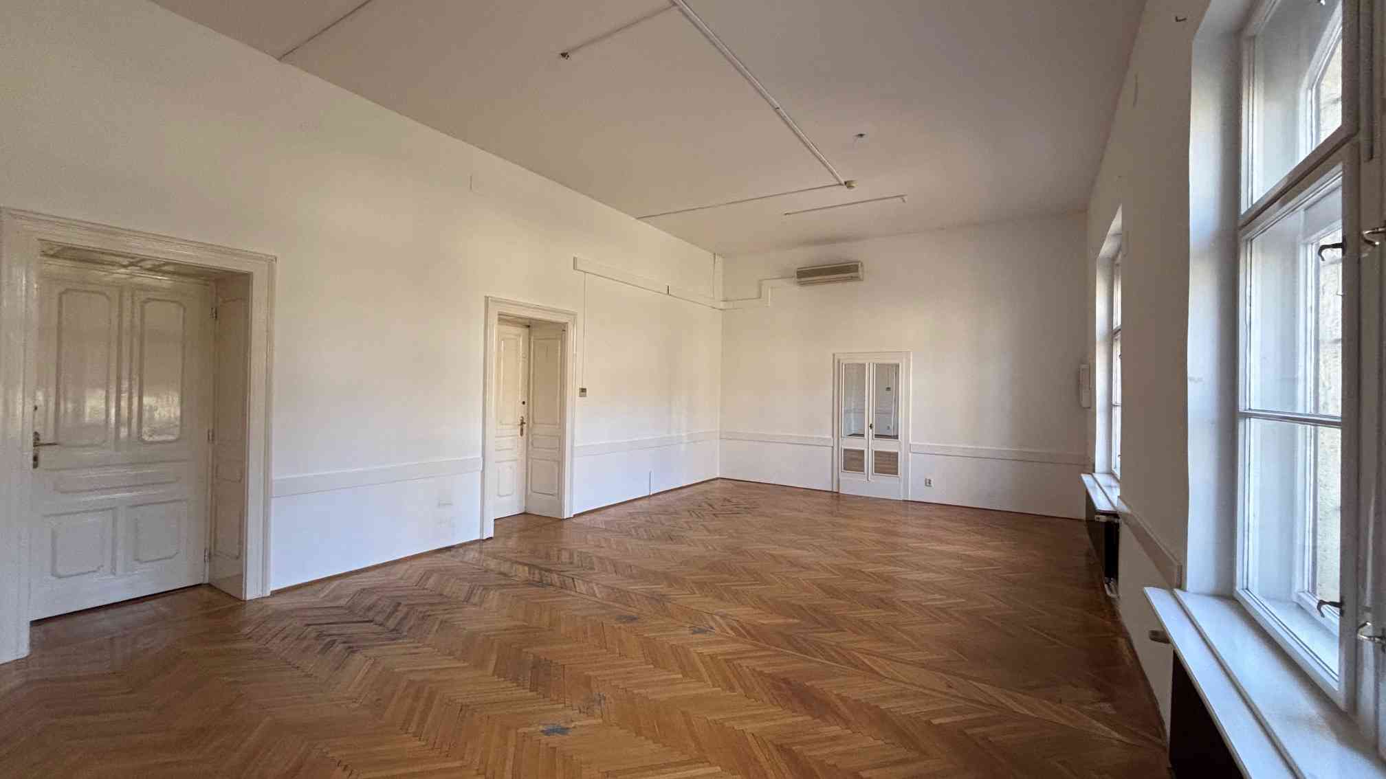 Kiadó többfunkciós, 910 m²-es üzleti ingatlan Kiskunfélegyháza főterén – 5. fotó