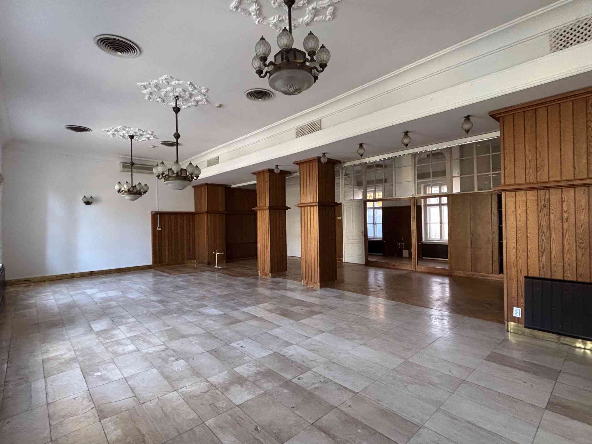 Kiadó többfunkciós, 910 m²-es üzleti ingatlan Kiskunfélegyháza főterén – 6. fotó